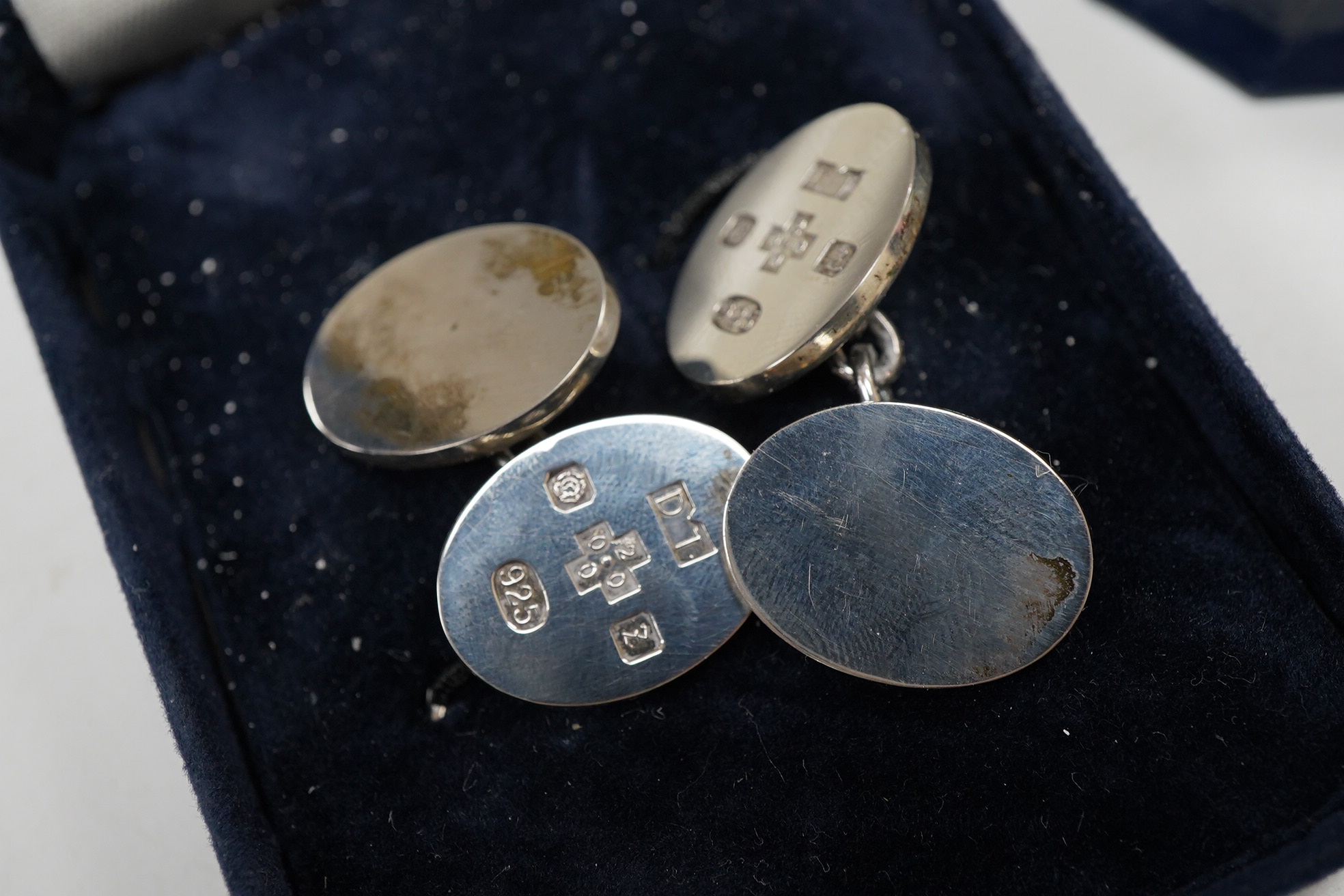 Two modern silver money clips, Michael D. Hillier, Dublin, 1985 and Douglas Pell Silverware, London, 2004, together with three assorted pairs of modern silver oval cufflinks and a similar 925 pair.